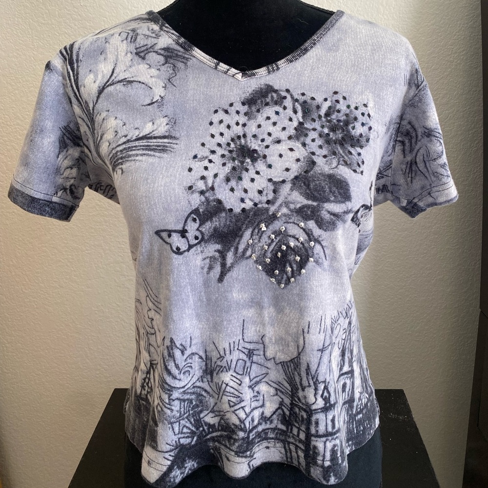 Size M Y2K 90's grunge black and bluish-grey floral graphic T-shirt